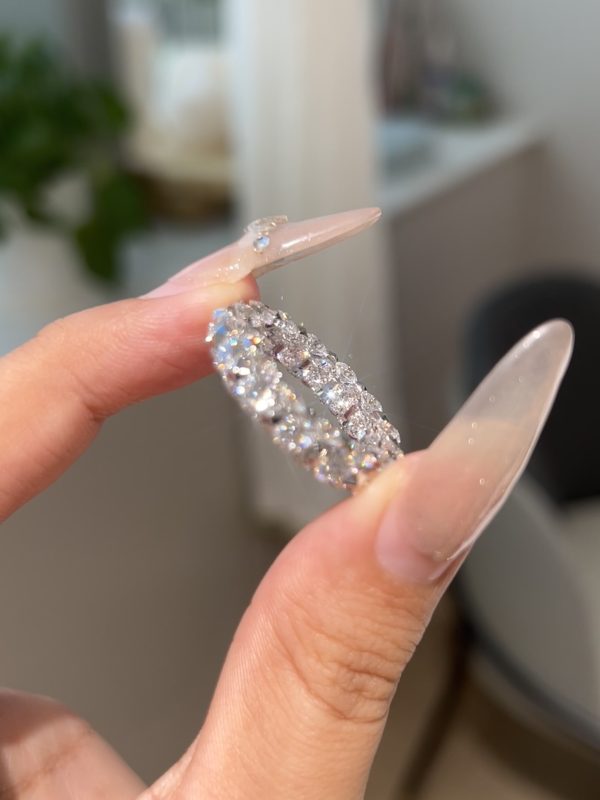 Women's Wedding Band in 18K White Gold With a Full Circle Of Lab Grown Diamonds